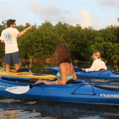 Kayak guide teaching kayakers before private kayak tour